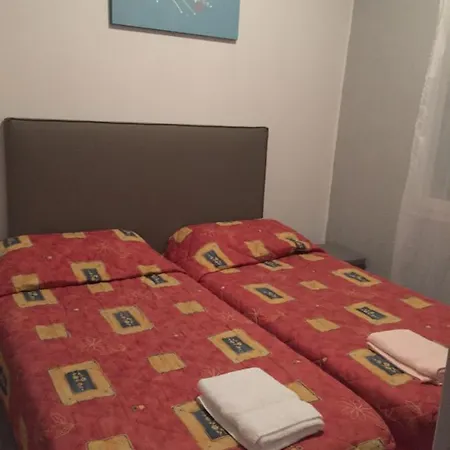 Chez Grand Mere לינה וארוחת בוקר 3*